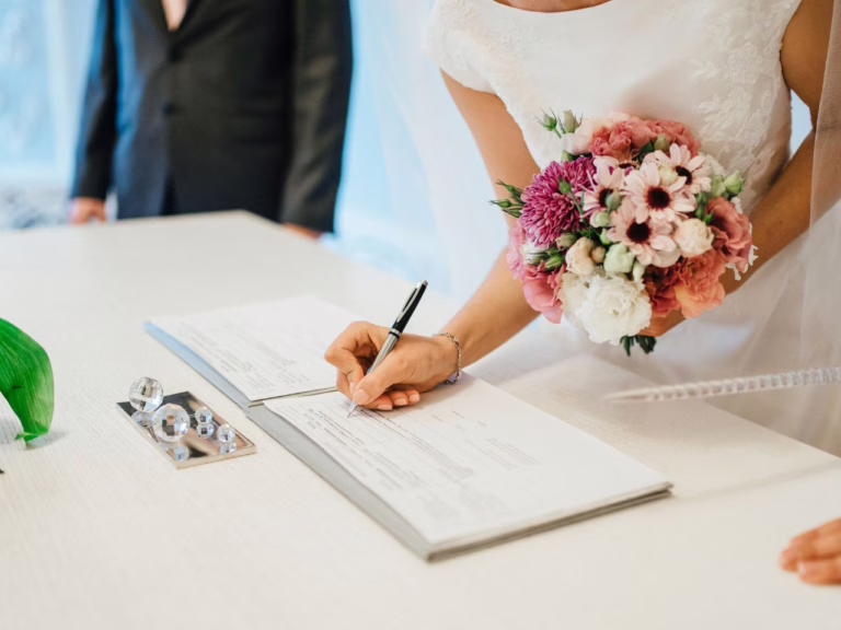 Noivos prontos para casar no cartório