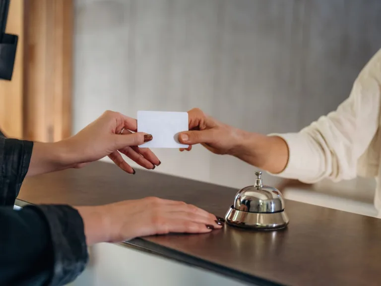 Ministério do Turismo define novas regras de check-in e check-out em hotéis, incluindo horários, tempo de limpeza e registro digital de hóspedes.