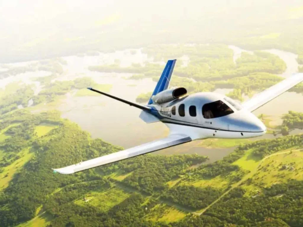 Cirrus Vision Jet em pleno voo,