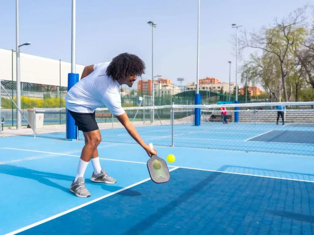 Homem jogando pickleball em São Paulo