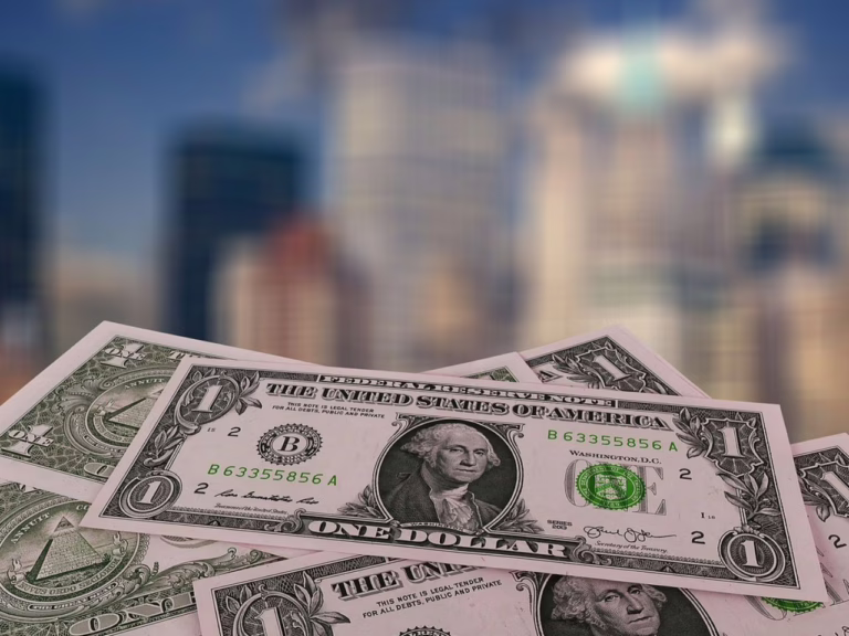 Entenda as cotações do dólar e saiba como economizar nas transações internacionais