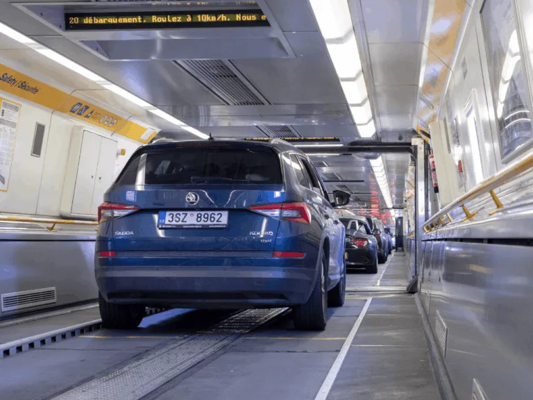 O Eurotúnel, também conhecido como, é uma das maravilhas da engenharia moderna, conectando o Reino Unido e a França sob o Canal da Mancha.