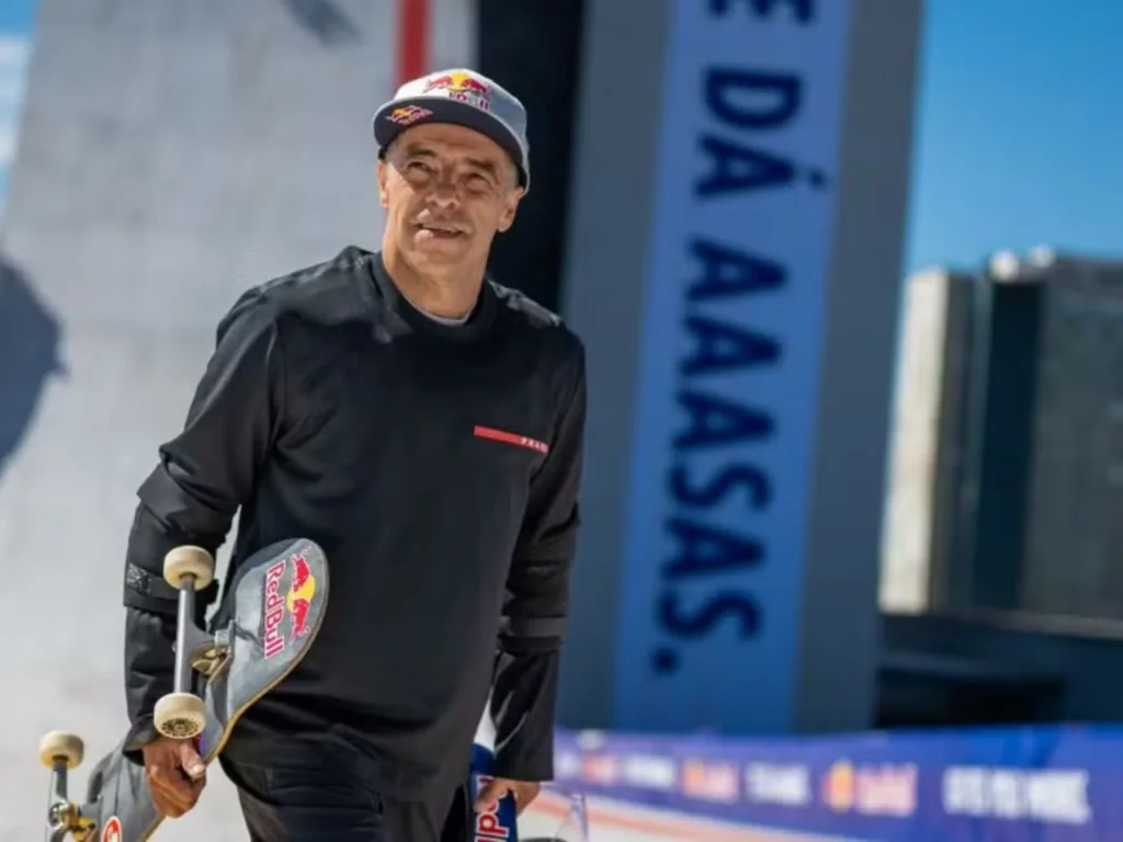 Mineirinho andando com skate embaixo do braço
