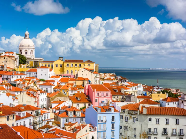 Os países perto de Portugal para ir de trem incluem Espanha, França, Inglaterra, Bélgica, Holanda, Alemanha, Itália, Suíça e Luxemburgo