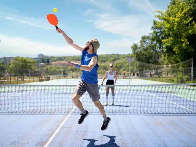 Homem jogando Pickleball