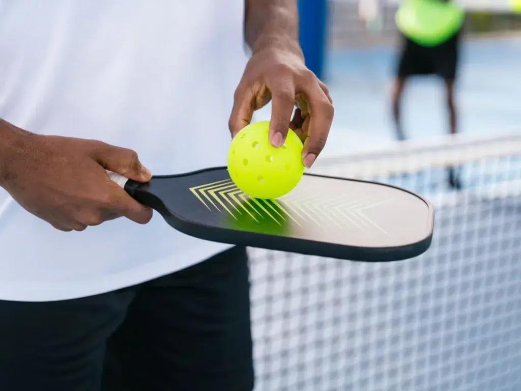 Homem segurando raquete de Pickleball