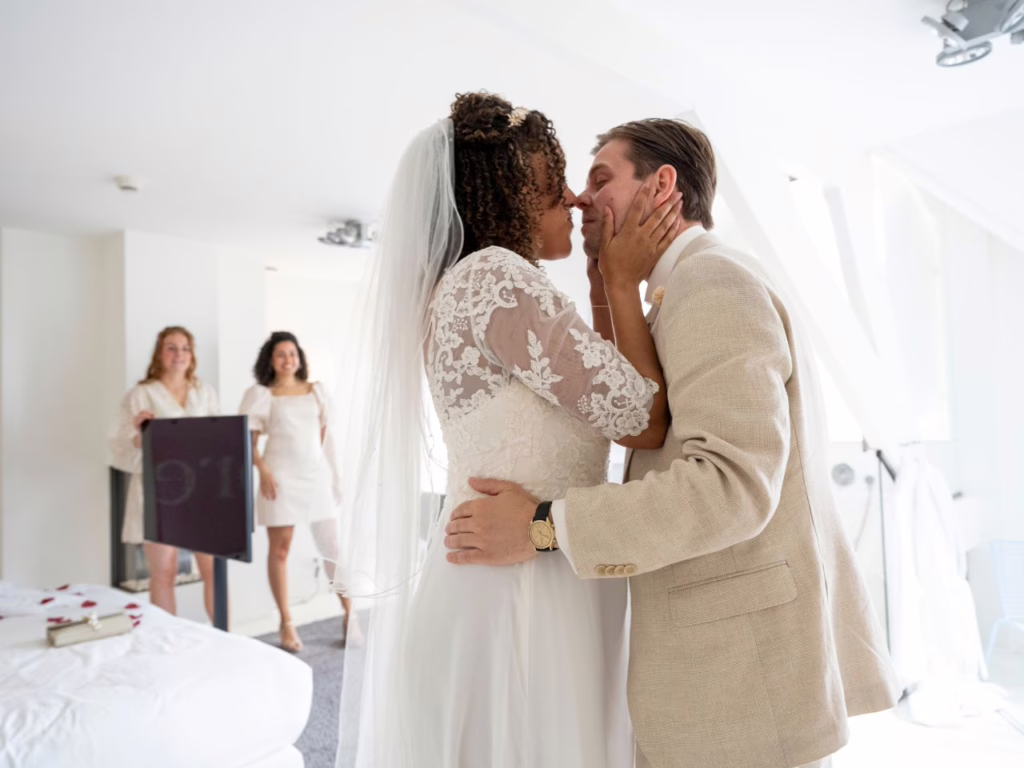 Noivos se beijando no cartório