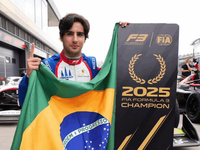 Rafa Câmara, campeão da Fórmula 3 de 2025, celebra o título. Ele é o novo piloto brasileiro na F2 2026 pela Invicta Racing.