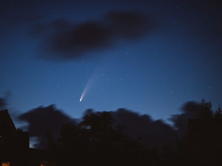 A chuva de meteoros Orionídeas, um dos espetáculos astronômicos mais aguardados do ano, iluminará o céu do Brasil a partir da noite desta terça-feira (21)