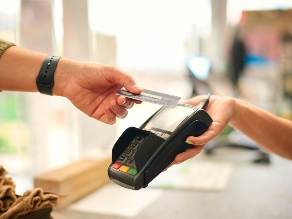 Homem pagando compra com cartão da OKX conta global