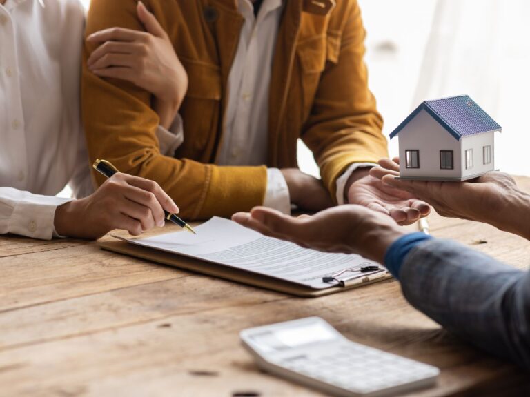 Casal contratando financiamento imobiliário Caixa