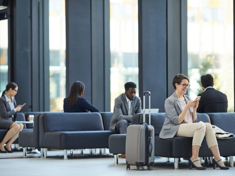 Mulher usando LoungeKey na sala VIP do aeroporto