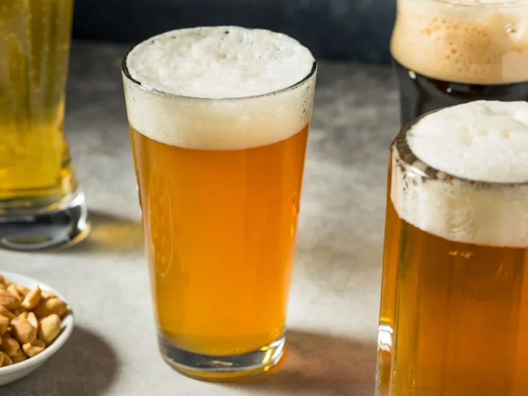 O metanol é um álcool industrial altamente tóxico; saiba por que não deve ser ingerido, seus efeitos no corpo humano e os riscos do consumo em bebidas adulteradas.