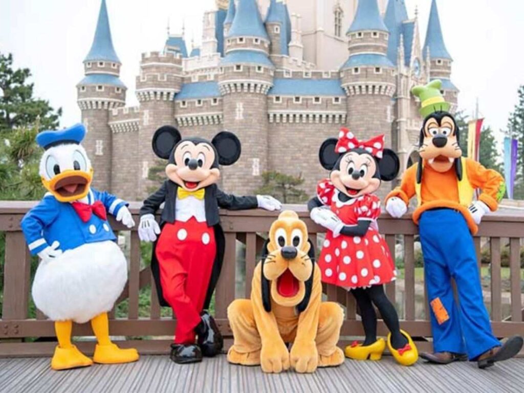 Personagens da Disney em frente ao Castelo da Cinderela