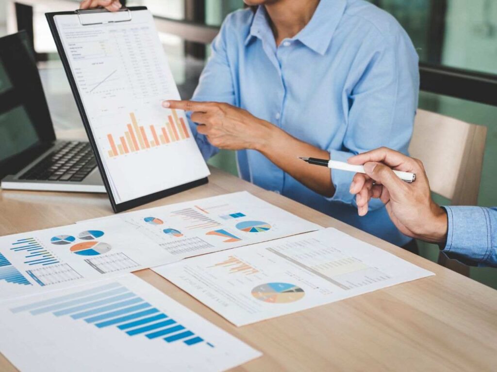 Homem analisando os resultados do comércio exterior da China em 2025