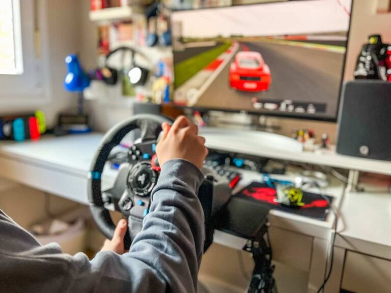 Homem jogando no simulador de corrida