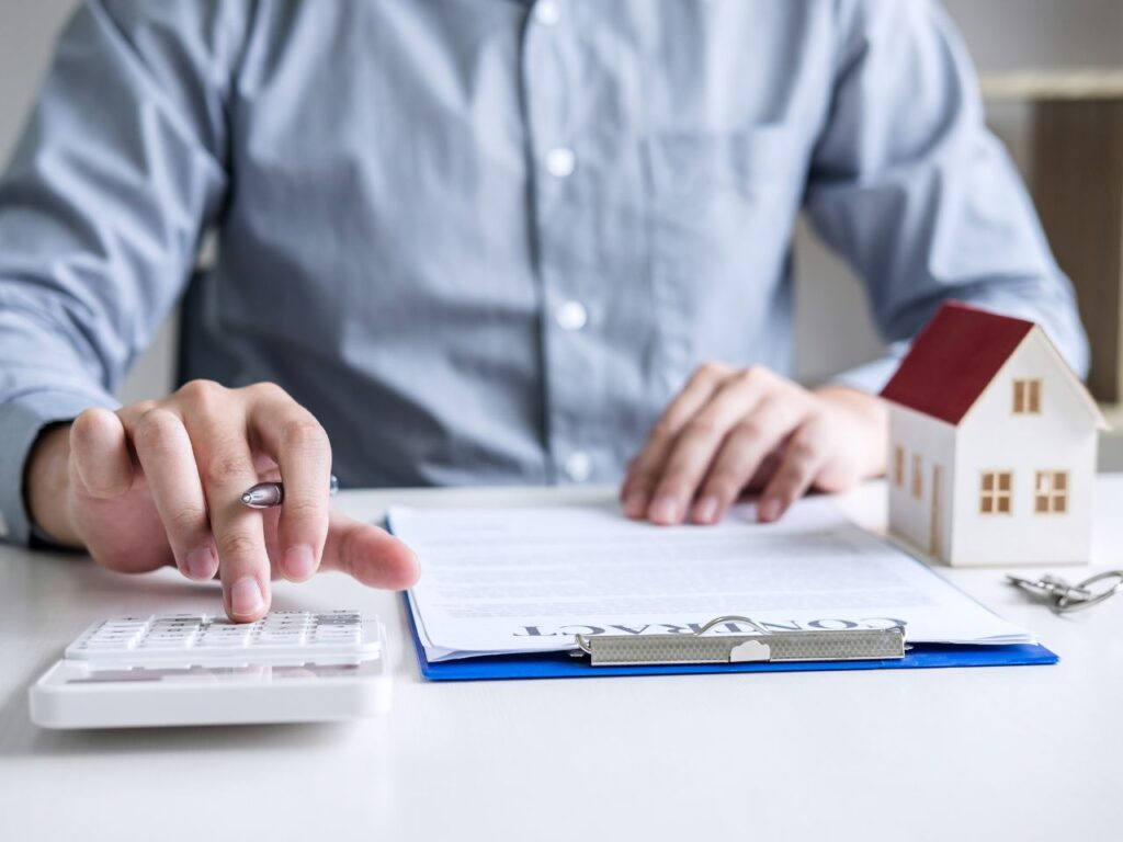 Homem calculando parcelas do financiamento imobiliário Caixa