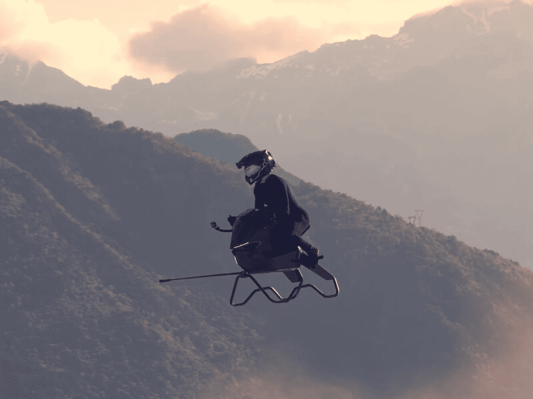 Pessoa montada na Volonau Airbiike,uma moto voadora.