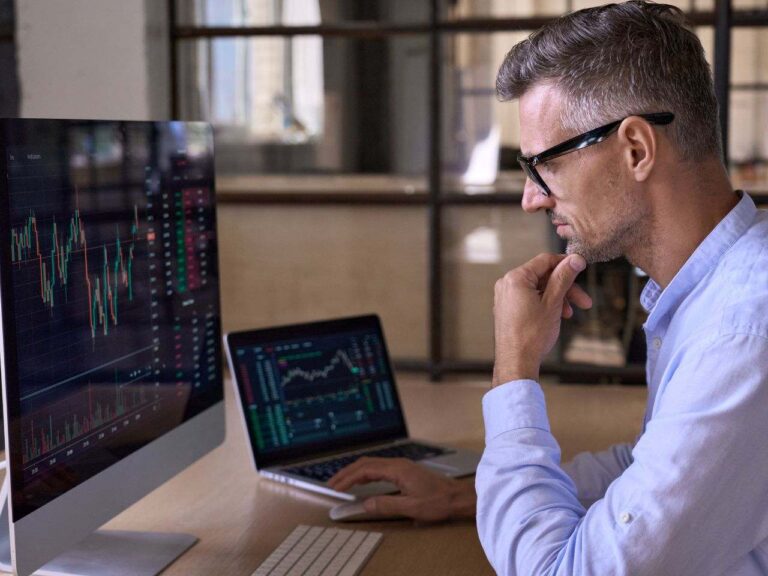 Homem aprendendo como abrir uma conta na AMP Futures (AMP Global Clearing