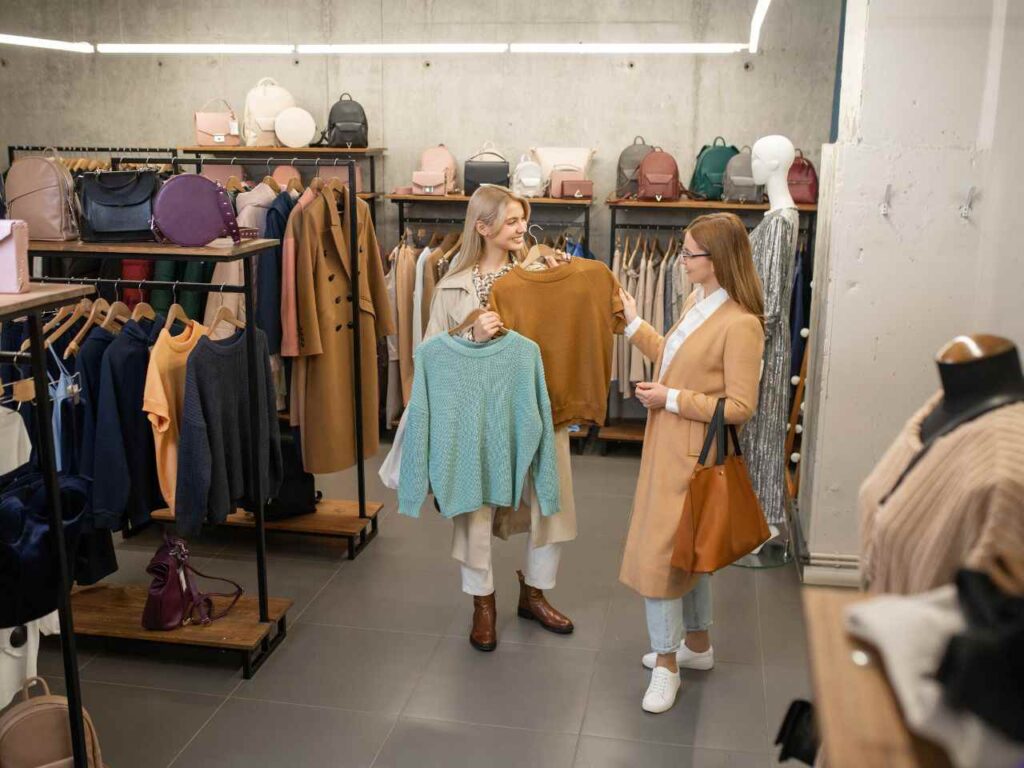 Mulheres comprando roupas em Outlets em Orlando