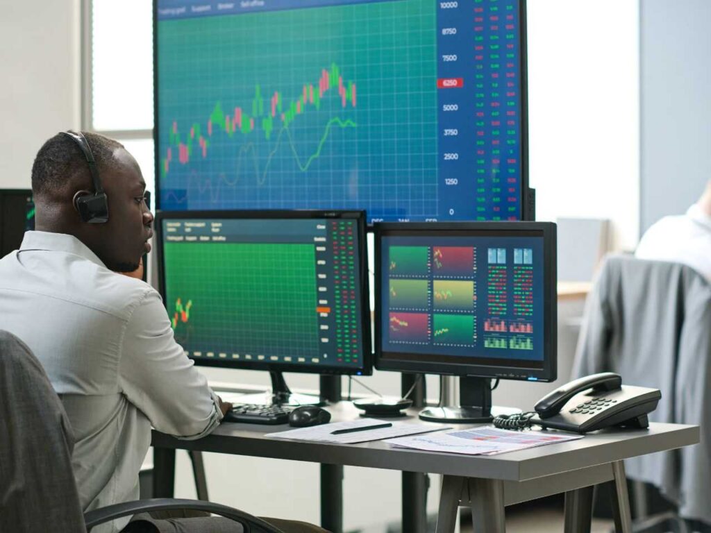 Operador de trader trabalhando na AMP Futures (AMP Global Clearing)