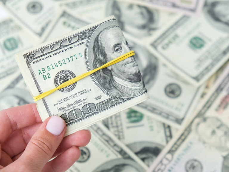 Estar atento à cotação do dólar pode ser uma medida estratégica para quem quer ampliar horizontes financeiros, fazer e receber remessas ou proteger o patrimônio