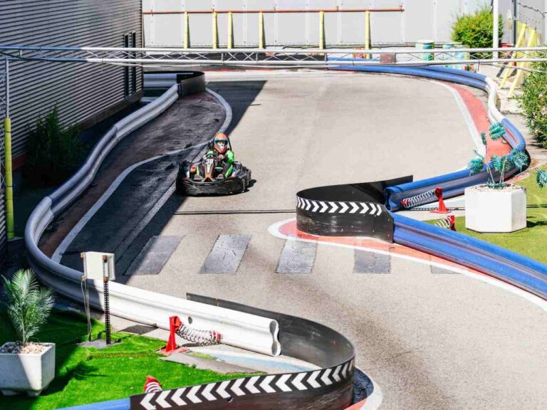 Homem em pista de kart em São Paulo