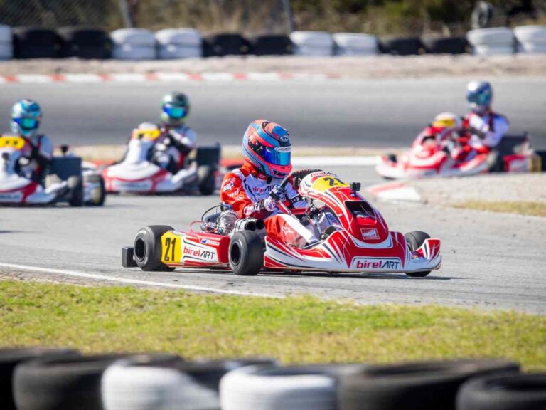 Pilotos correndo no kart no Rio de Janeiro