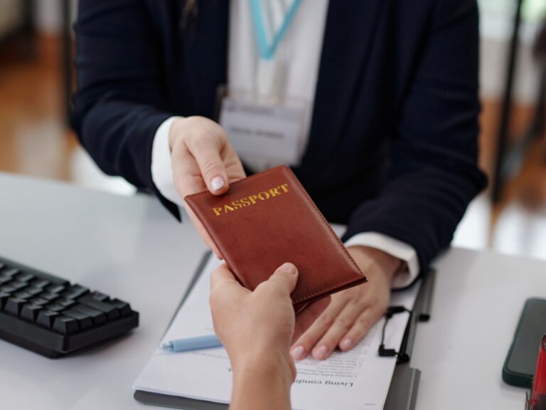 Homem entregando passaporte ao usuário