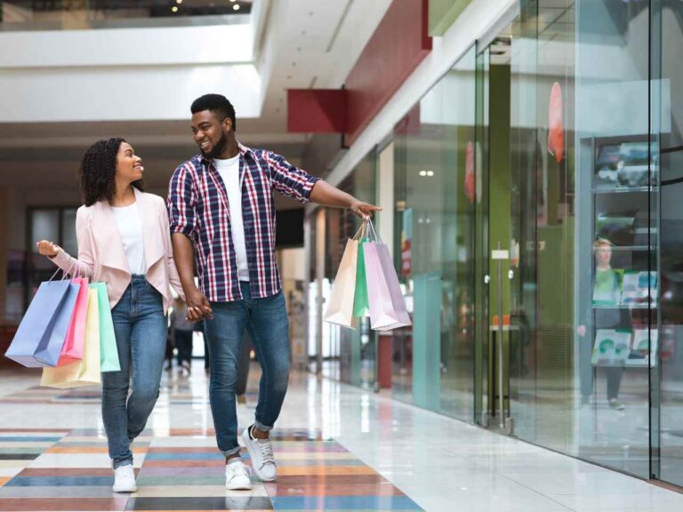 Casal comprando nos outlets em Orlando