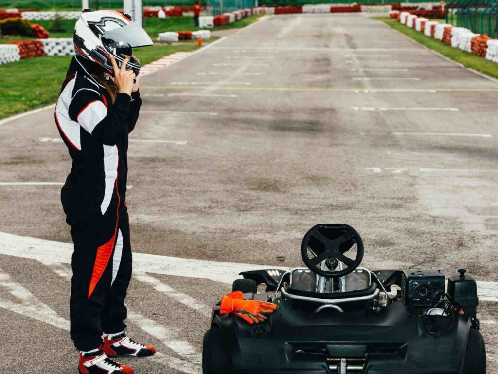 Mulher se preparando para correr no Kart no Rio de Janeiro