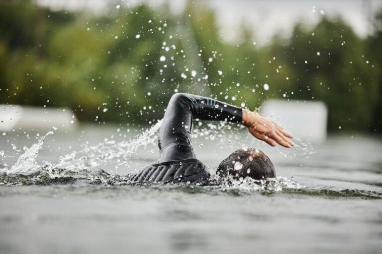 O triathlon é um esporte que combina natação, ciclismo e corrida, apresentando modalidades, distâncias e eventos para todos os níveis.