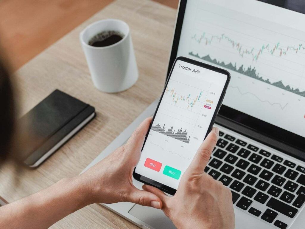 Mulher aprendendo como abrir uma conta na AMP Futures (AMP Global Clearing)