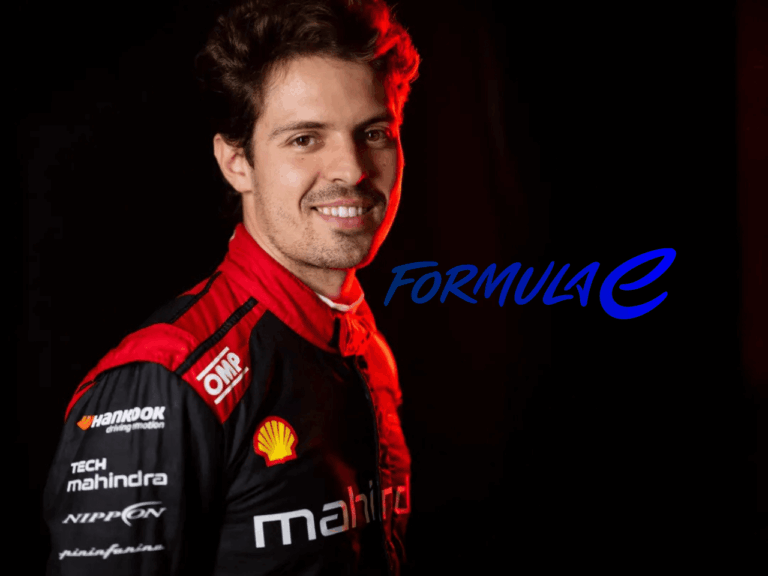 Felipe Drugovich posando com o macacão da equipe da Fórmula E, destacado em fundo escuro, representando o Brasil na Formula E São Paulo 2025.