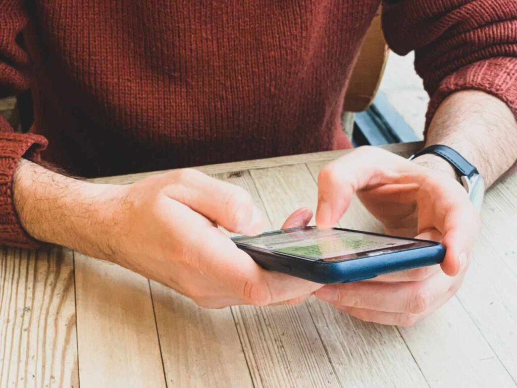 Homem usando o atendimento pelo controle banco no WhatsApp