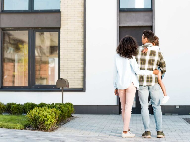 Família em frente de casa para comprar na Colômbia