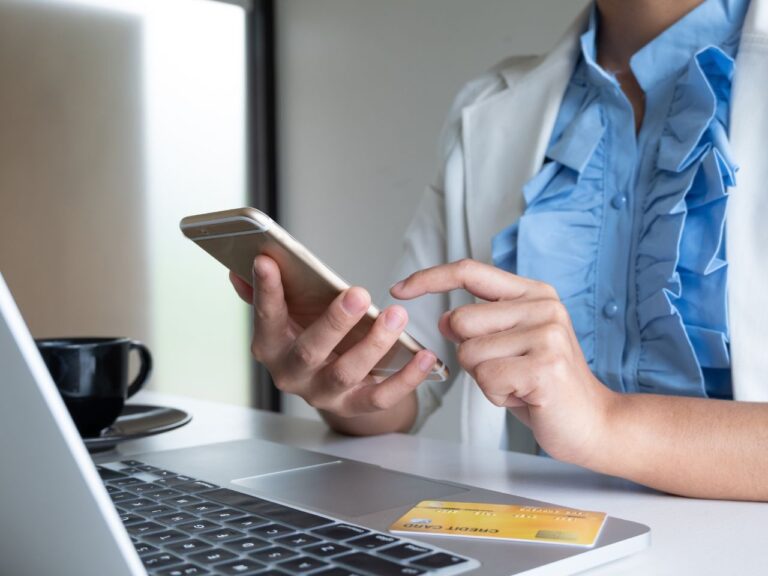 Mulher fazendo controle do banco no WhatsApp