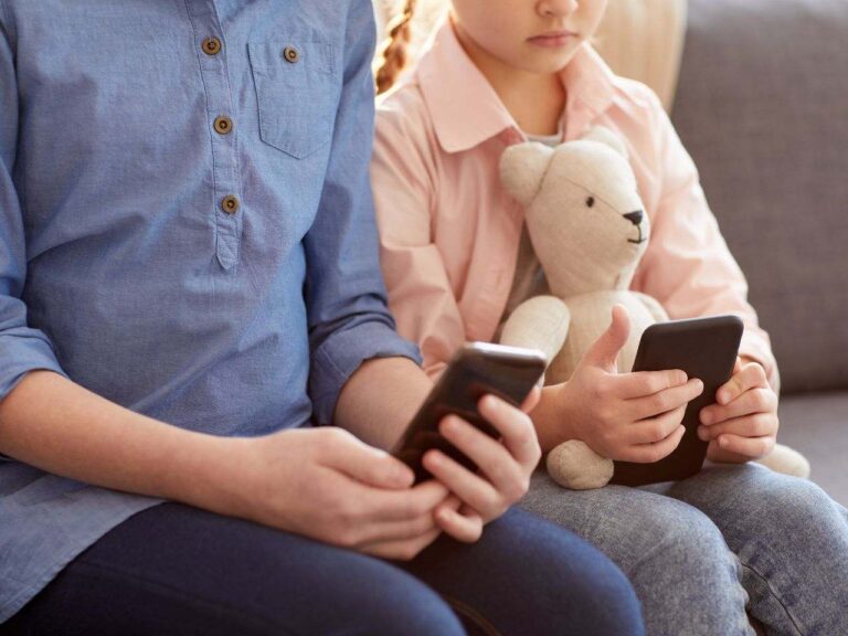 Crianças com celulares nas mãos
