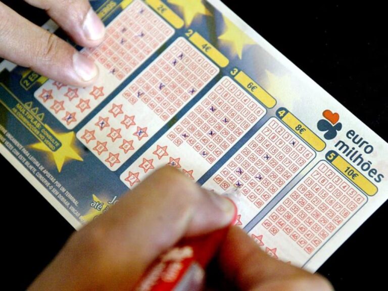 A Euromilhões é uma loteria europeia que reúne vários países e distribui prêmios milionários em sorteios semanais com diferentes faixas de ganho.
