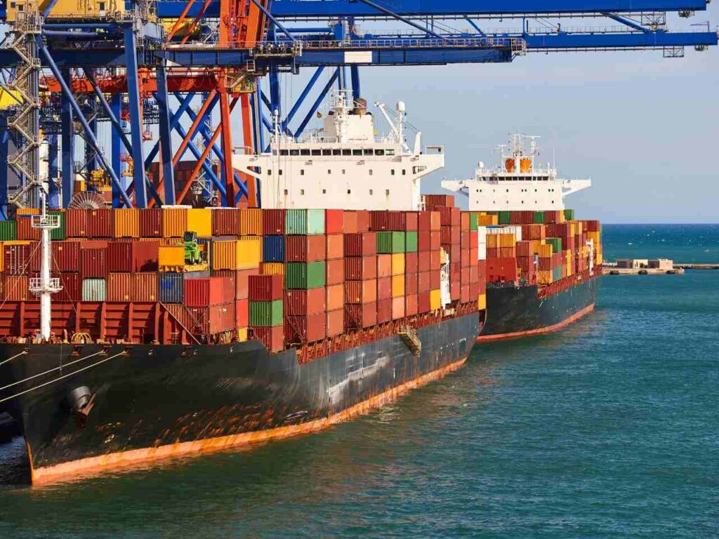 Navio cargueiro com mercadoria para exportação
