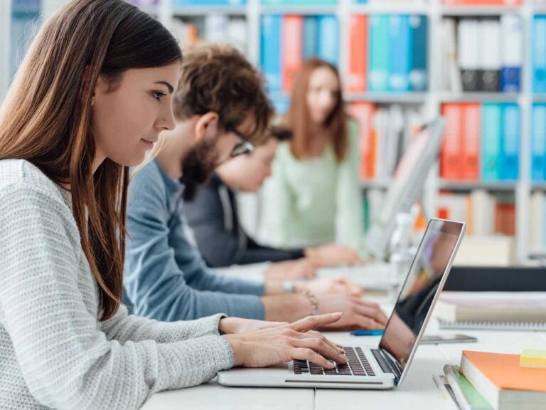 Estudantes acessando o NotebookLM na biblioteca