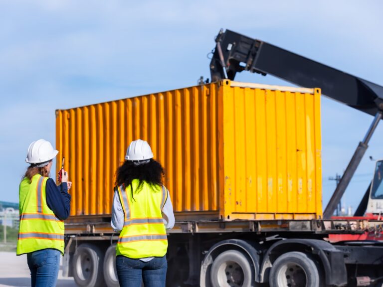 Quanto custa um container? Valores começam em R$ 400 para locação e R$ 6.000 para compra. Saiba os valores dos principais modelos e como comprar!