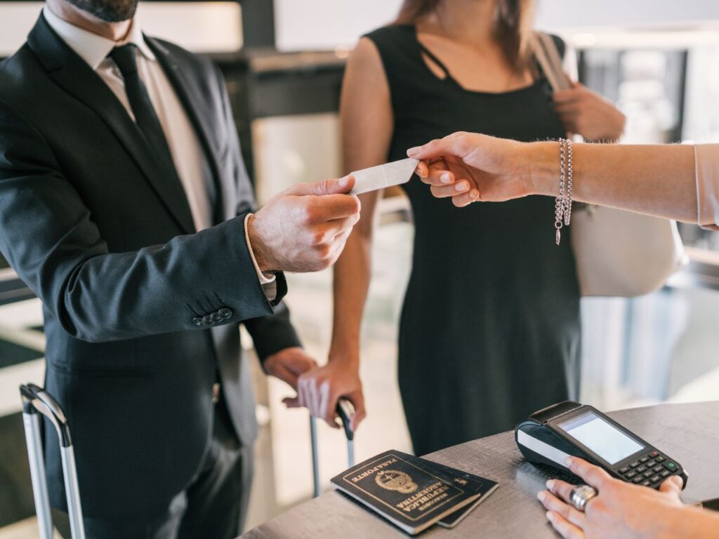 Homem entregando cartão para entrar nas salas VIP em Congonhas