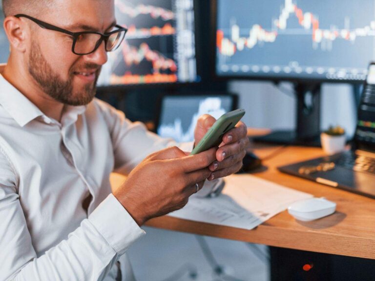 Homem investindo no Tesouro Renda+ pelo app