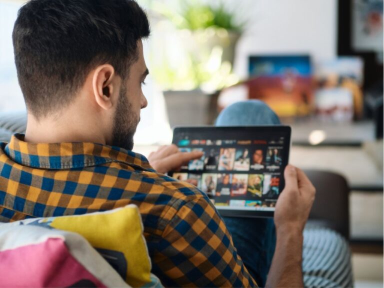 Homem assistindo novela no app de drama curto