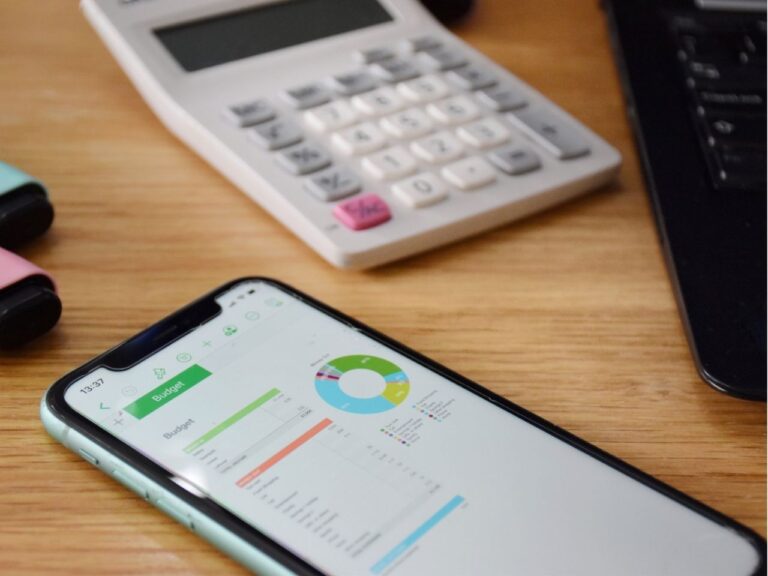 App de finanças pessoais na tela do smartphone