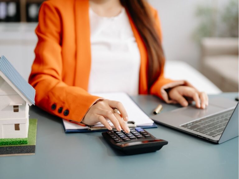 Mulher aprendendo como amortizar o financiamento da Caixa