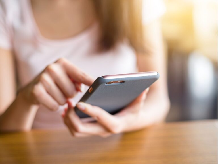 Mulher aprendendo como desinstalar um aplicativo