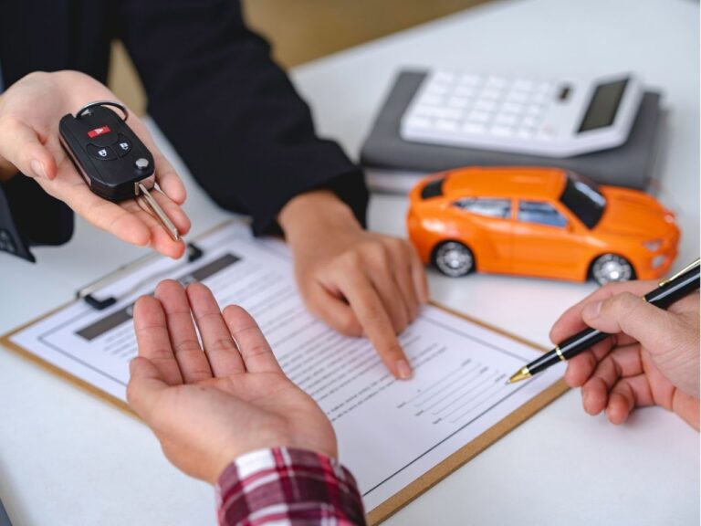 Homem explicando termos de como financiar um carro