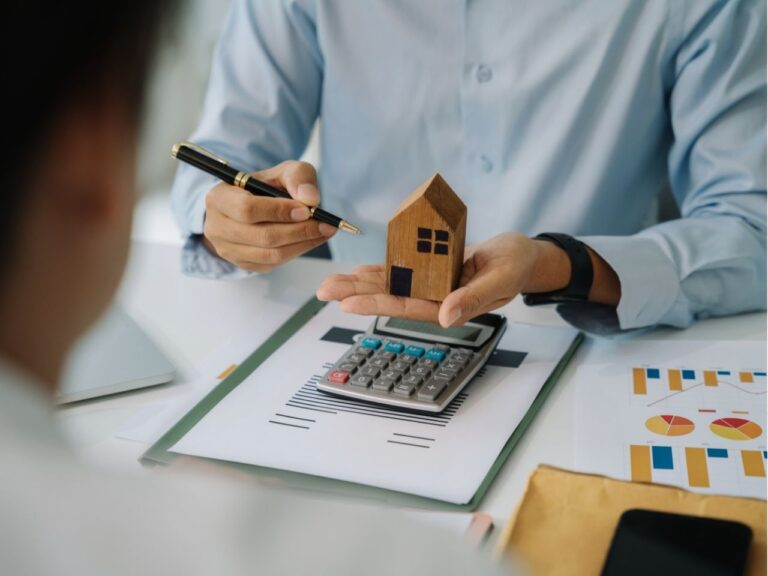 Especialista explicando como financiar uma casa pela Caixa.